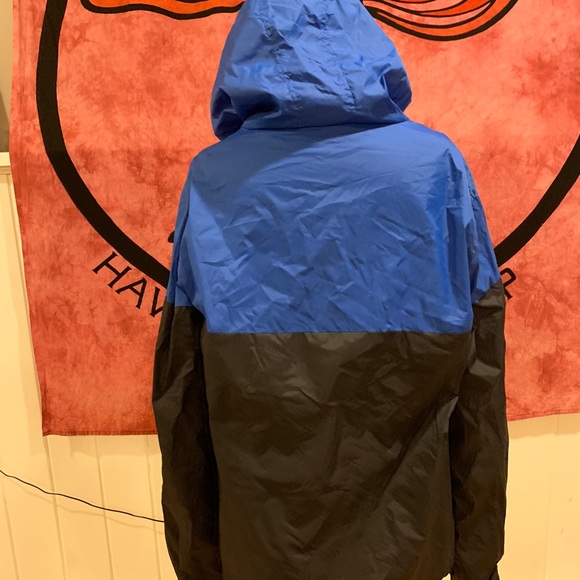 Blue and black windbreaker - Picture 3 of 3